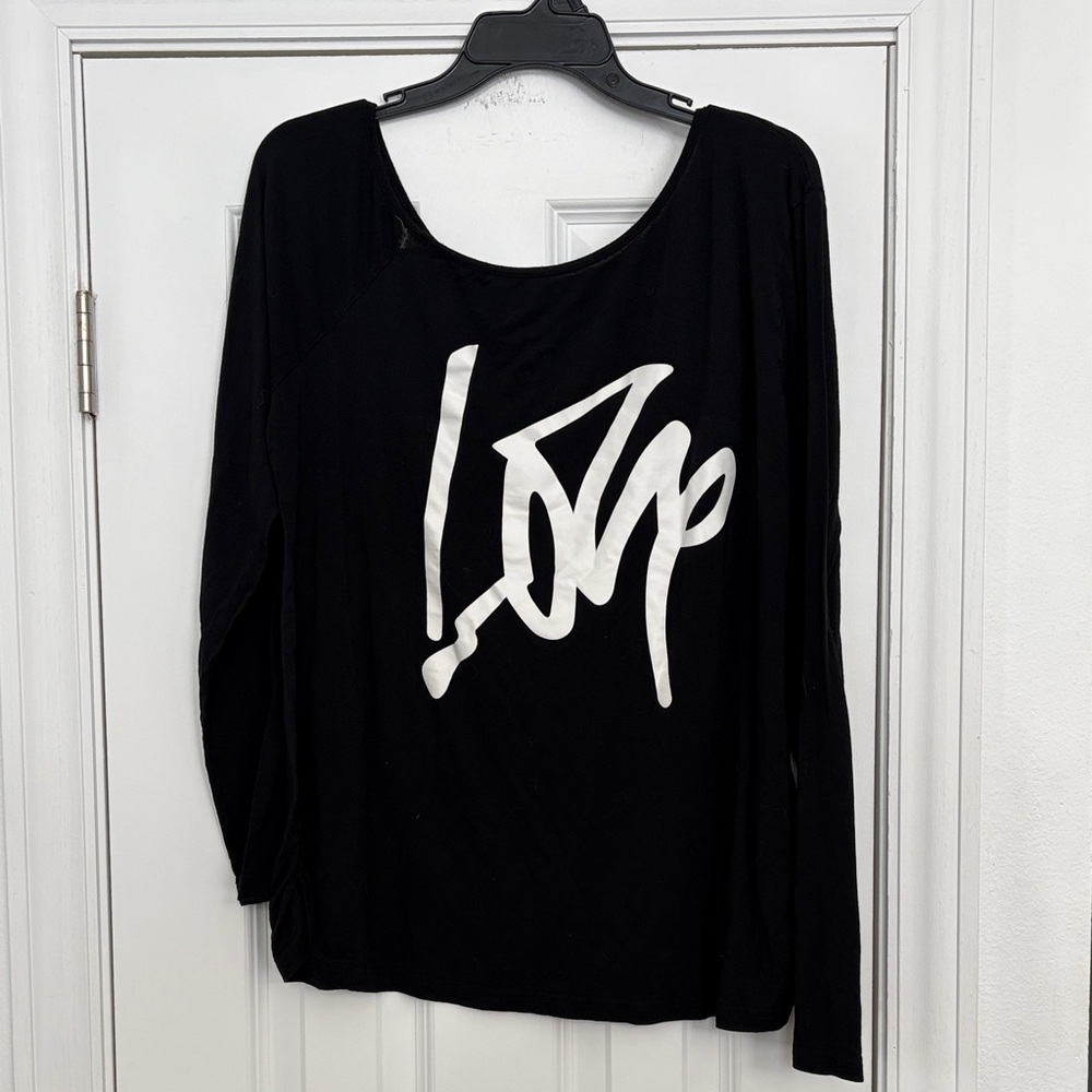 Off-Shoulder Black T-Shirt with White LOVE Graphic‎